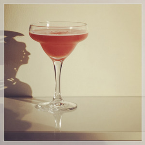 An image of the Angel Face cocktail submitted by n0tquitethere that contains London Dry Gin, Applejack, Apricot Brandy and Lemon